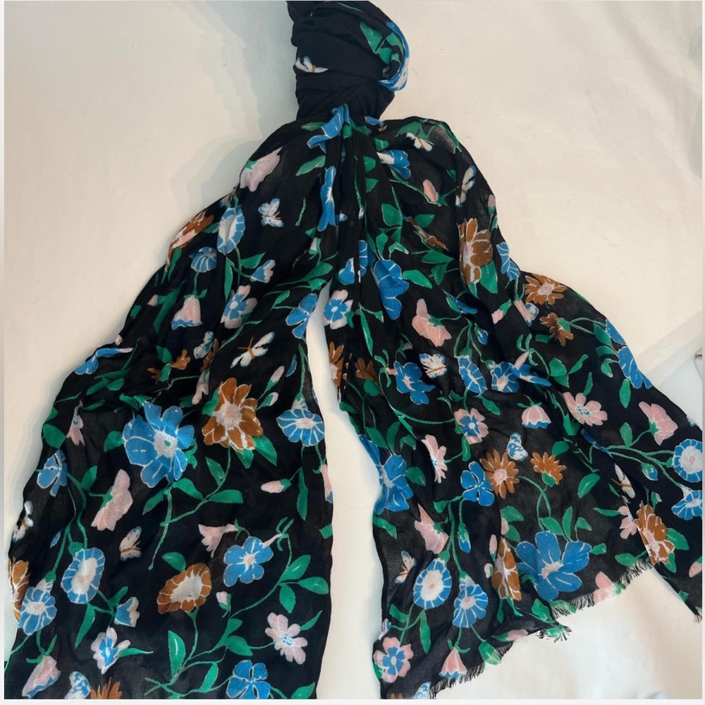 KATE SPADE SCARF
Worn once